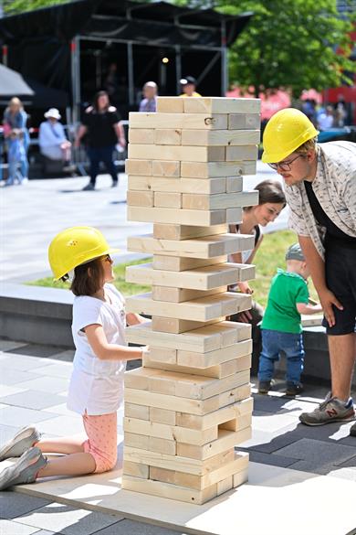 Der Fachbereich Architektur lud die Besucher*innen zum Riesen-Jenga auf dem Außengelände ein. Die Teilnehmenden konnten sich auf möglichst große Türme und größere Preise freuen.